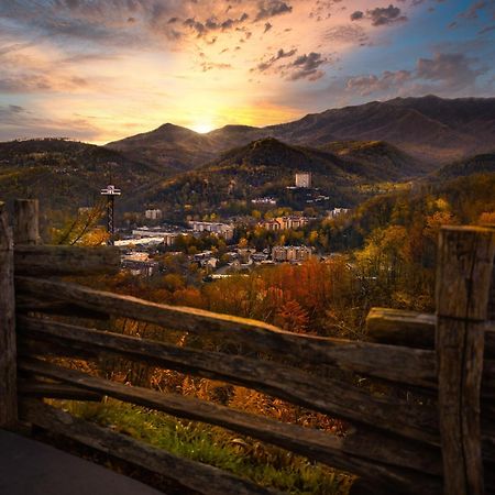 Magical Moments, Hot Tub, Wifi, 1089 Free Tickets Each Paid Day, Dollywood And More Gatlinburg Bagian luar foto