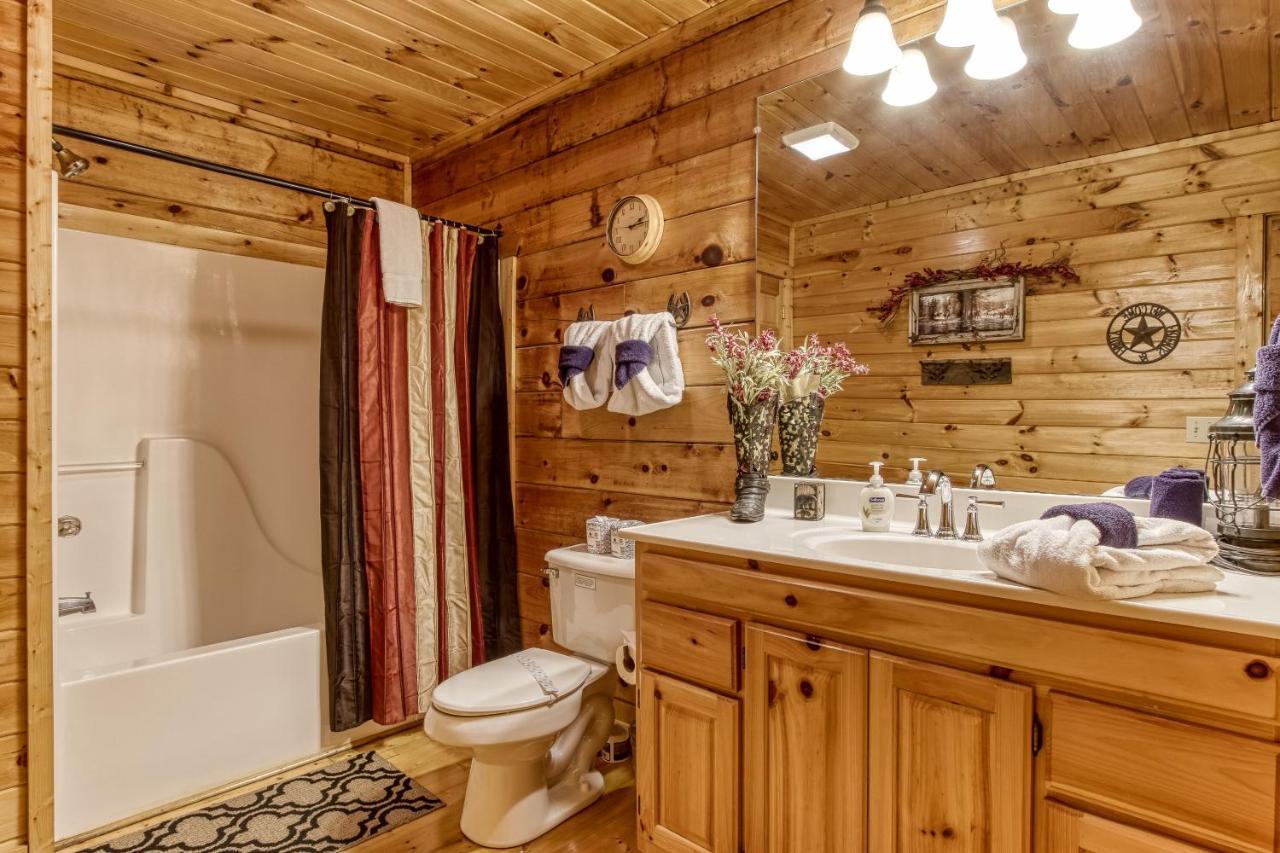 Magical Moments, Hot Tub, Wifi, 1089 Free Tickets Each Paid Day, Dollywood And More Gatlinburg Bagian luar foto