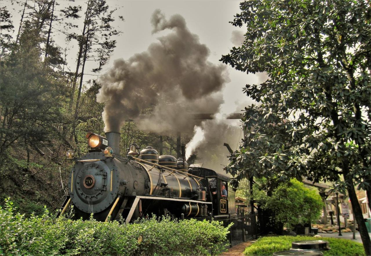 Magical Moments, Hot Tub, Wifi, 1089 Free Tickets Each Paid Day, Dollywood And More Gatlinburg Bagian luar foto